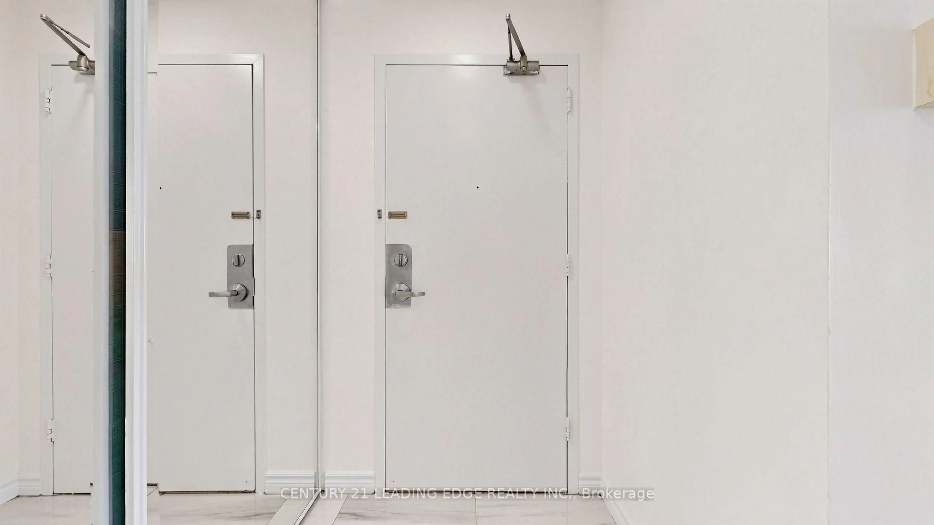 Indoor foyer for 725 Don Mills Rd #1006, Toronto Ontario M3C 1S8