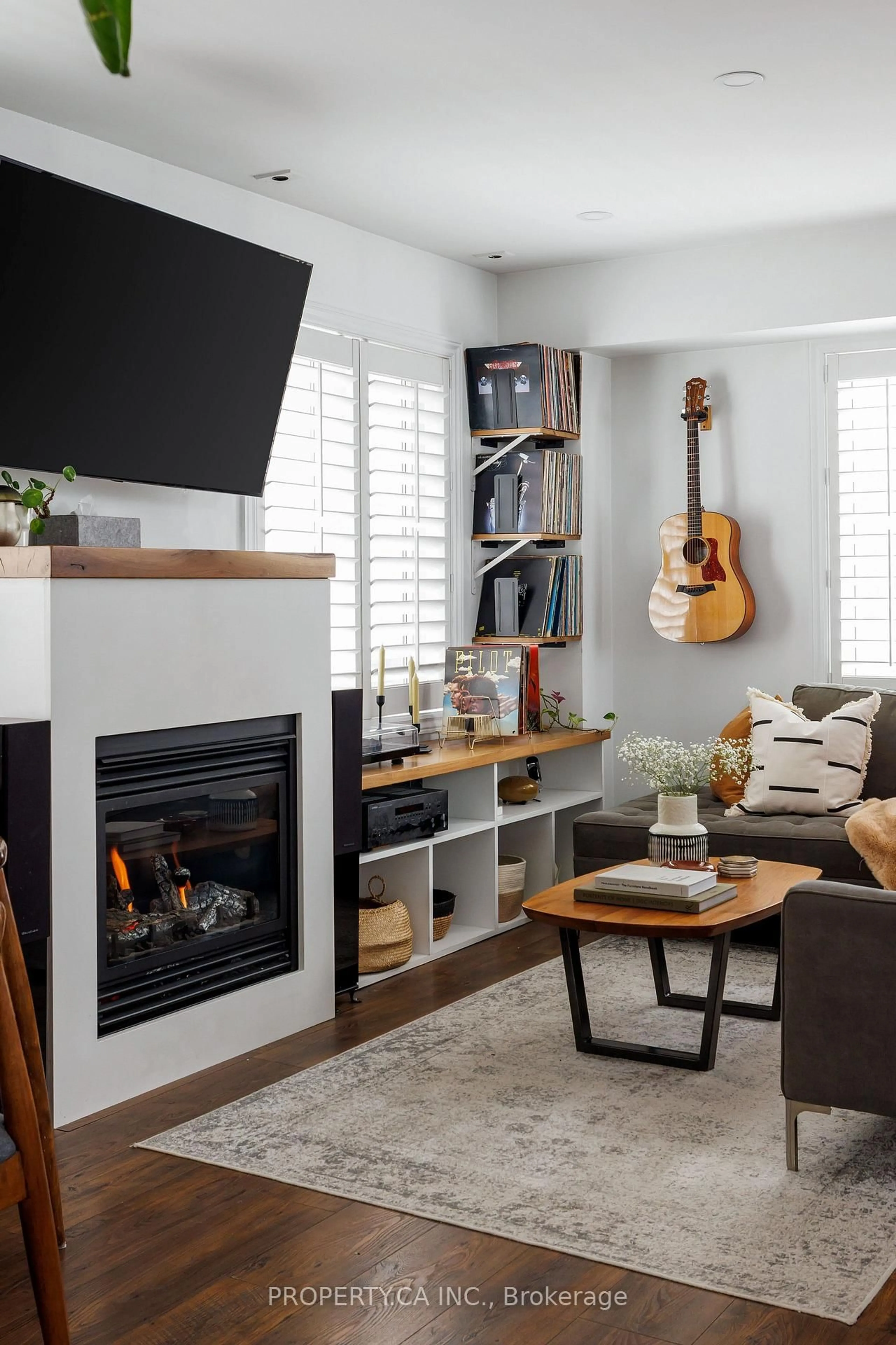 Living room with furniture, wood/laminate floor for 12 Sudbury St #819, Toronto Ontario M6J 3W7
