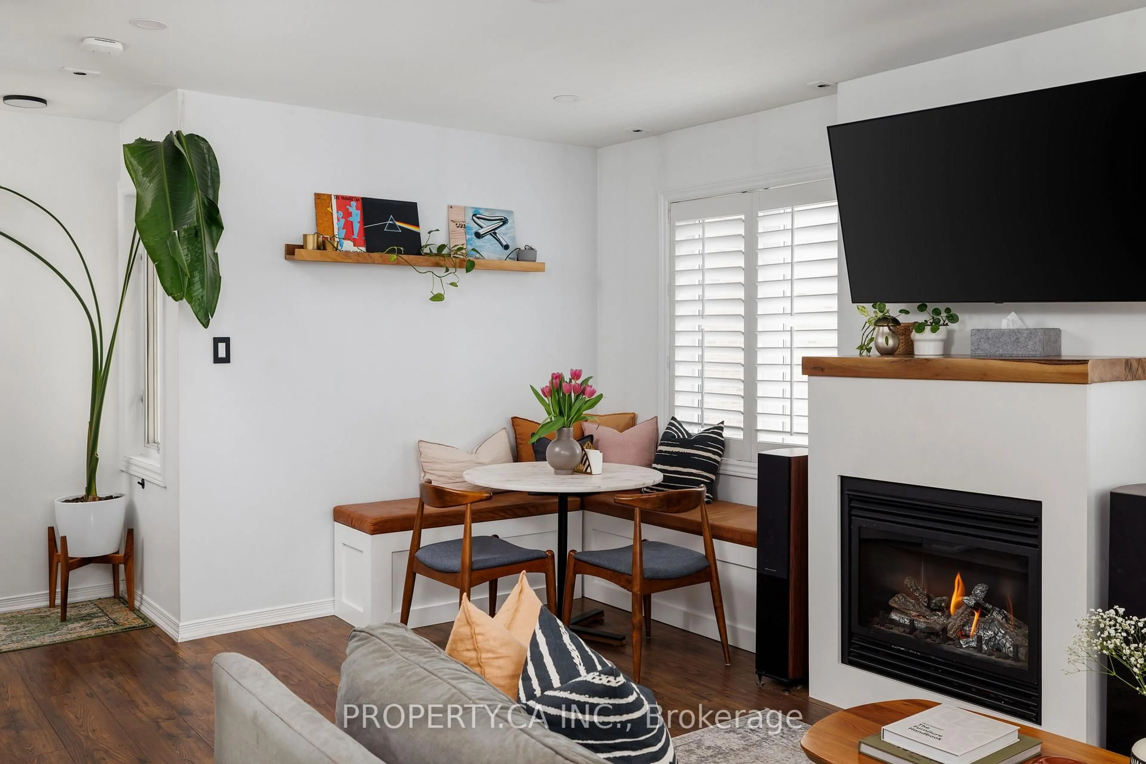 Living room with furniture, wood/laminate floor for 12 Sudbury St #819, Toronto Ontario M6J 3W7