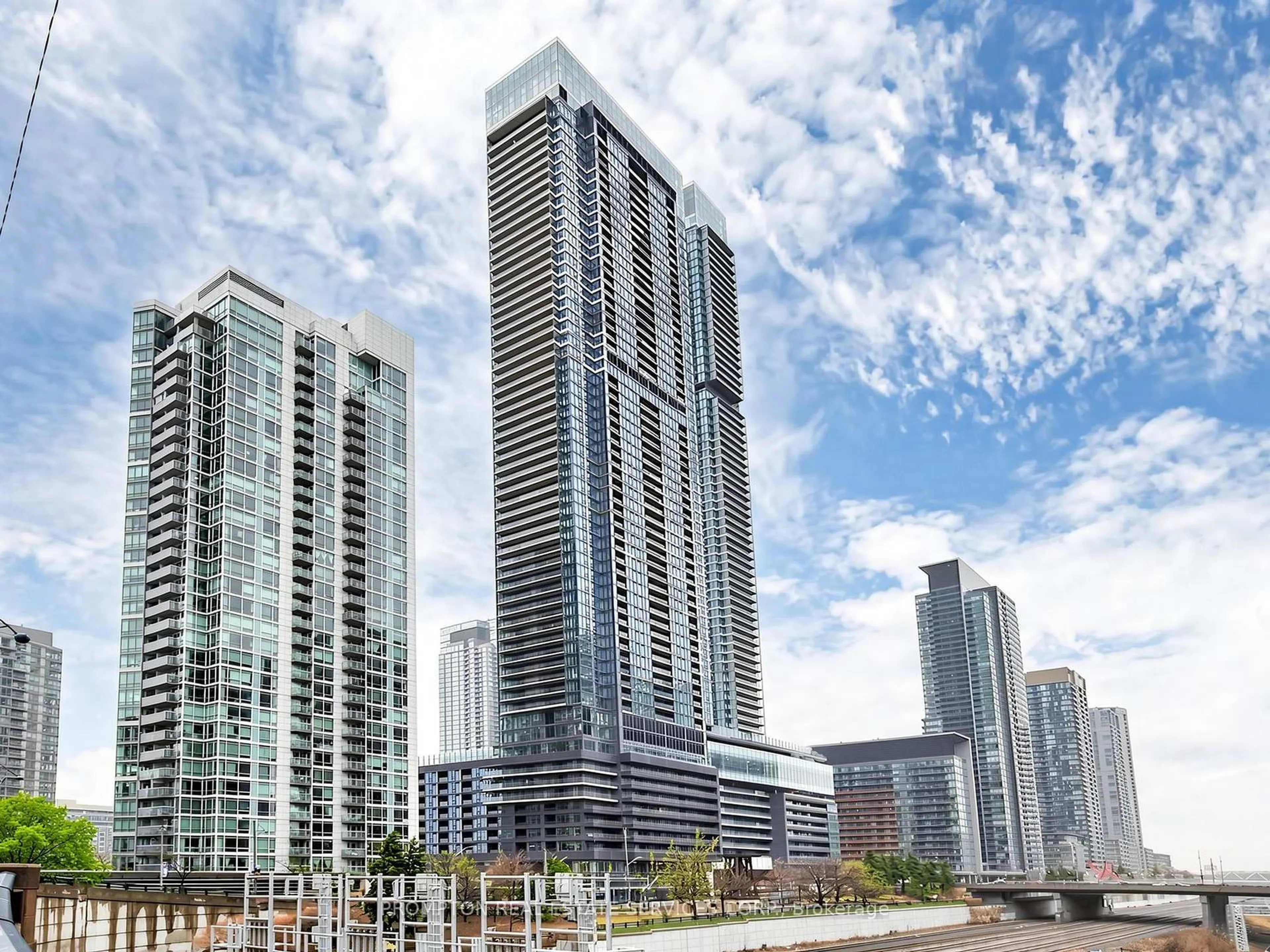 Unknown for 1 Concord Cityplace Way #2208, Toronto Ontario M5V 0X3