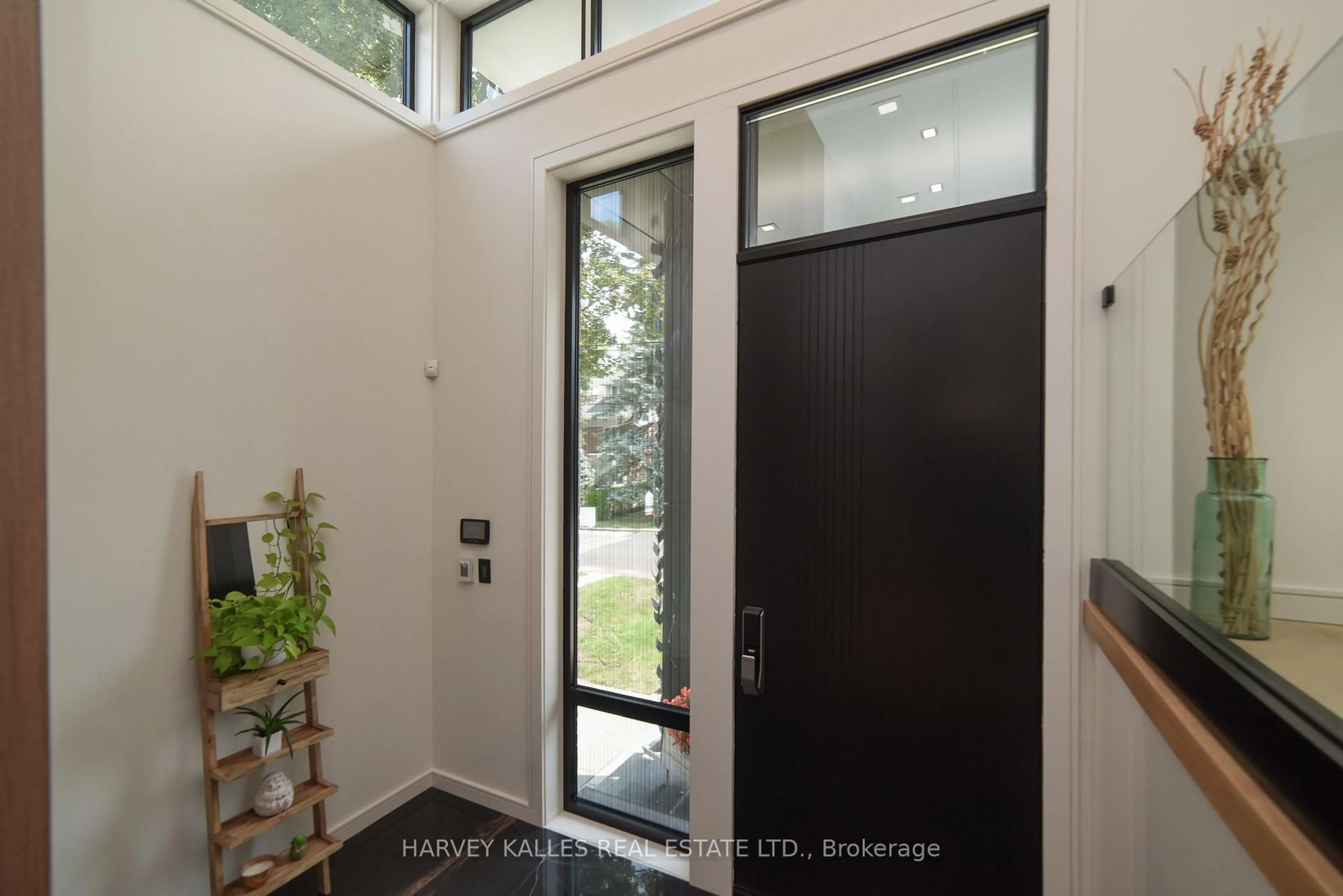 Indoor entryway for 110 Mona Dr, Toronto Ontario M5N 2R4