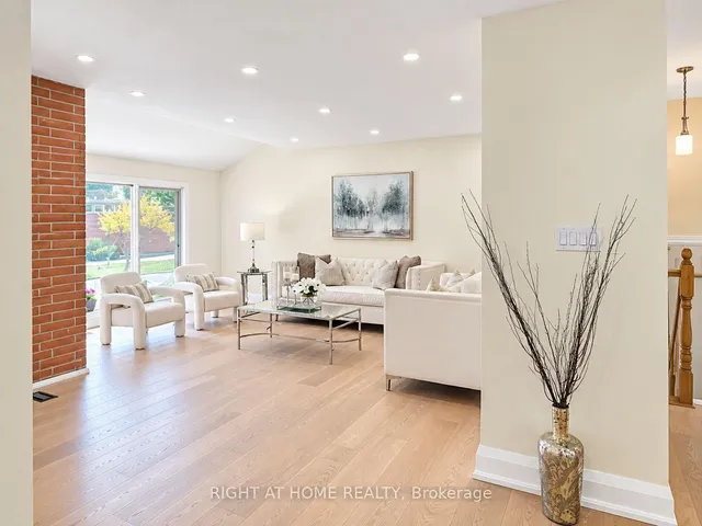16 Ptarmigan Cres, Toronto 4