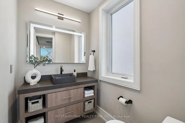 39 Wilmington Ave, Toronto 5