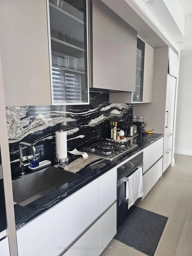 2 FOREST HILL Rd #703, Toronto 5