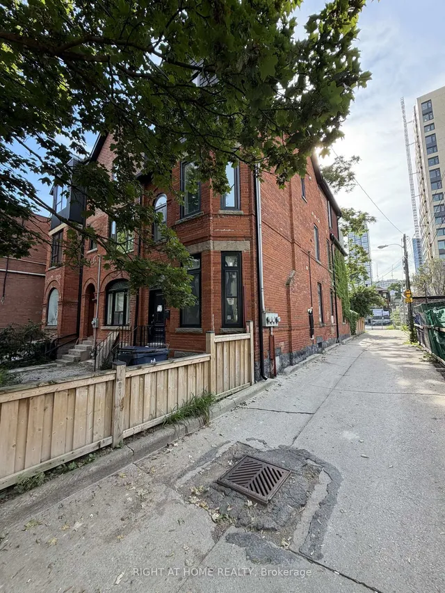 272 Seaton St, Toronto 2