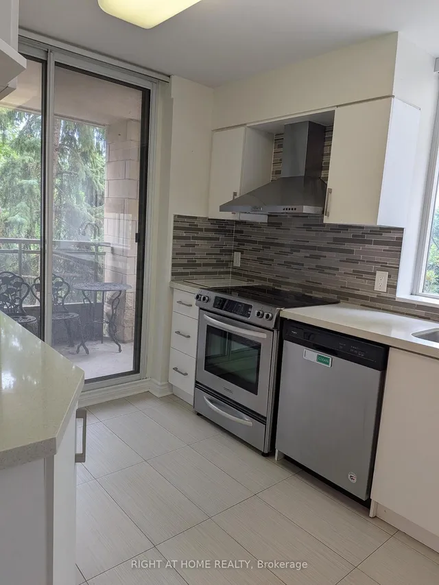 260 Doris Ave #305, Toronto 3