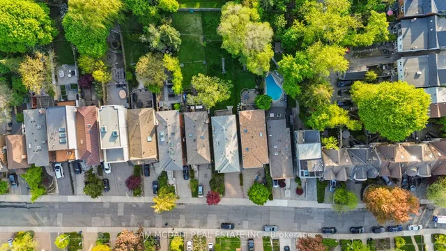 690 Oriole Pkwy, Toronto 3