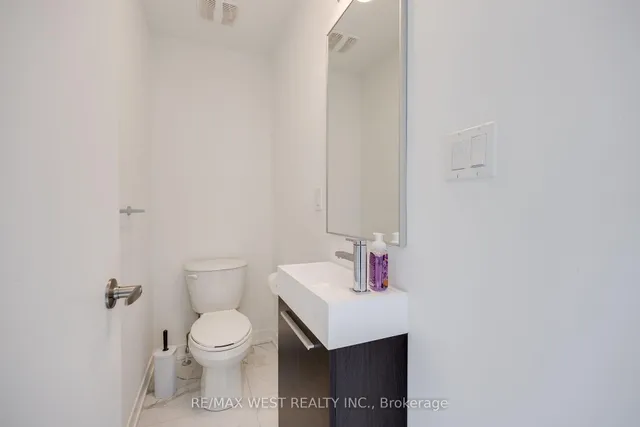 122 Green Gardens Blvd, Toronto 5