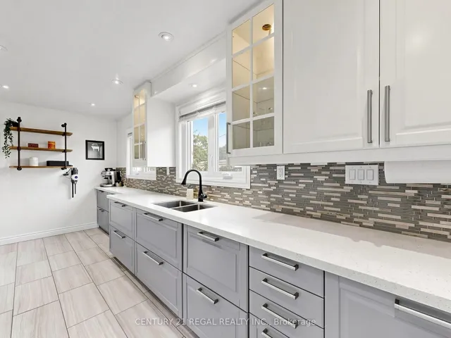 77 Billington Cres, Toronto 5