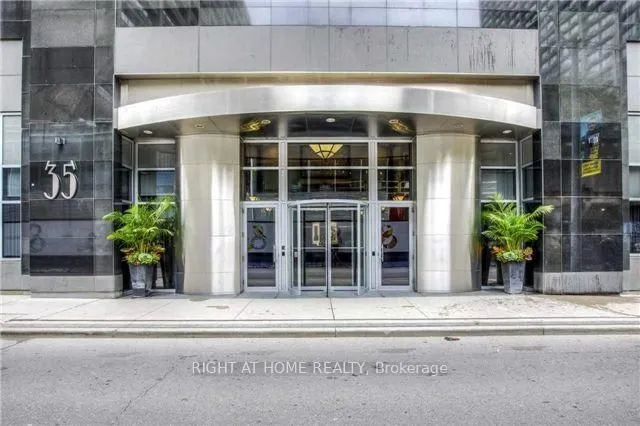35 Balmuto St #1810, Toronto 2