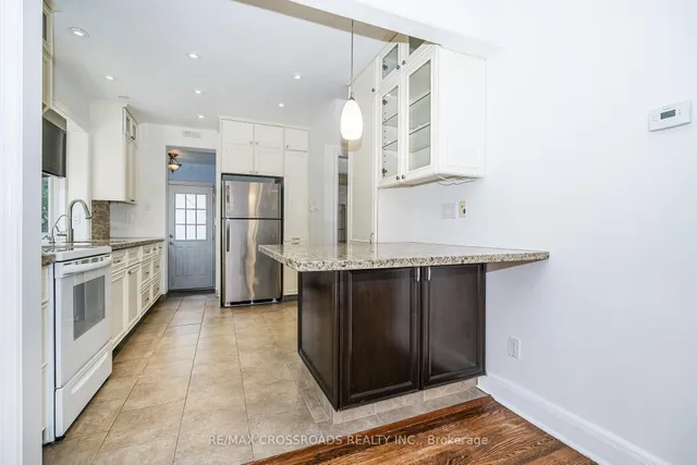 19 Strathgowan Cres, Toronto 5