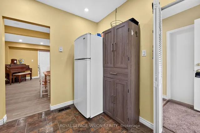 8 Esterbrooke Ave #16, Toronto 5