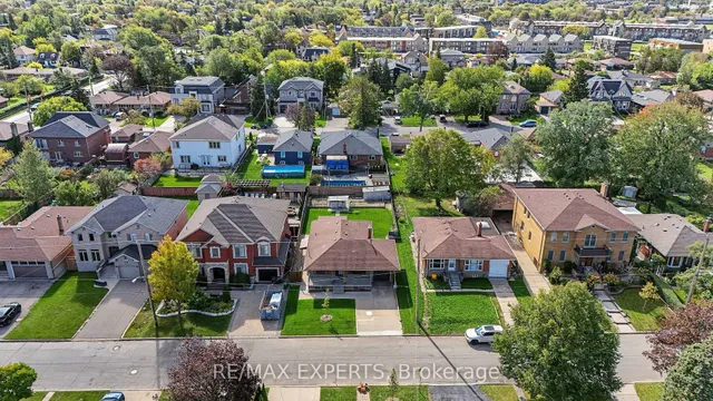 129 Sultana Ave, Toronto 3