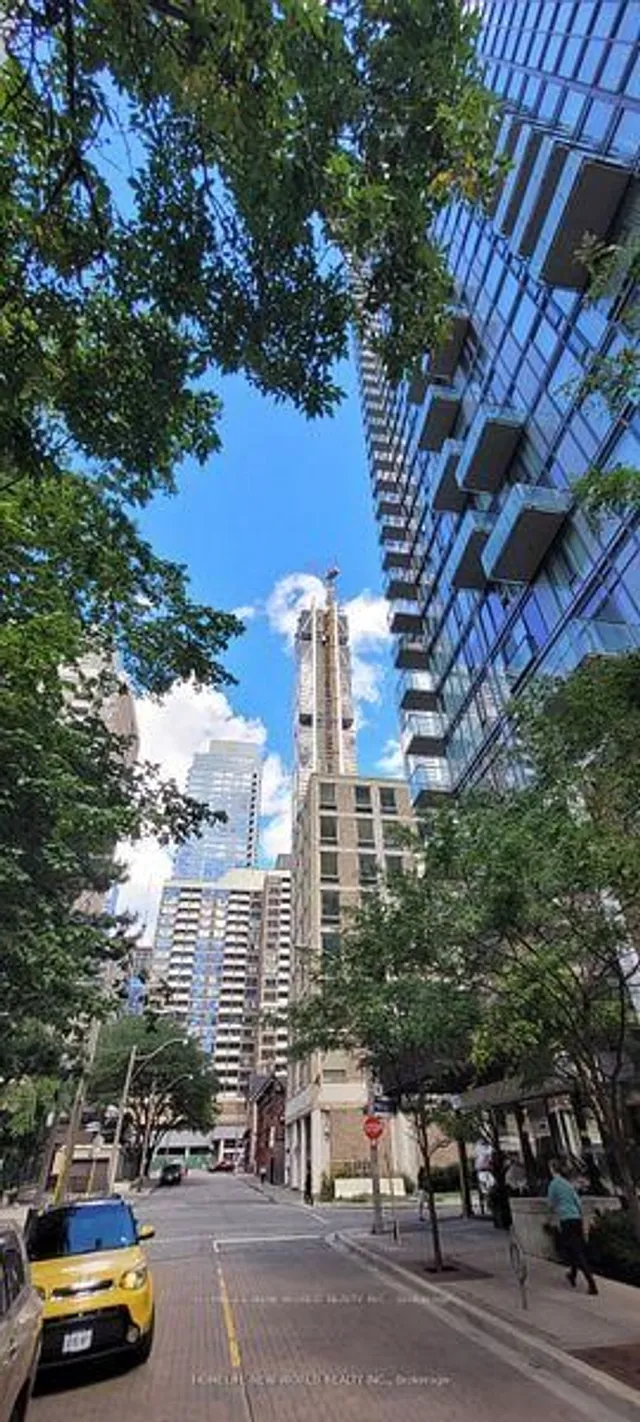 75 St Nicholas St #TH1, Toronto 4