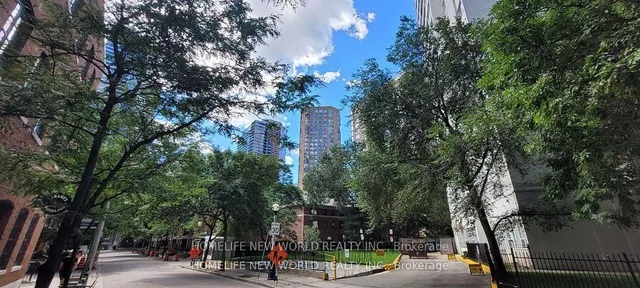 75 St Nicholas St #TH1, Toronto 3