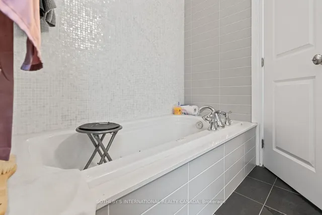 8 Highbourne Rd #1, Toronto 5