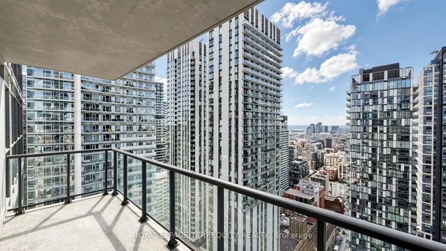 290 Adelaide St #3512, Toronto 5