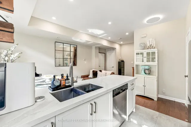 98 Carr St #TH5, Toronto 3