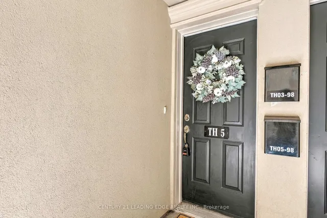 98 Carr St #TH5, Toronto 2