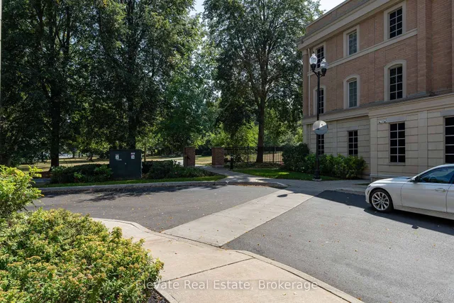 1 Hargrave Lane #1, Toronto 4
