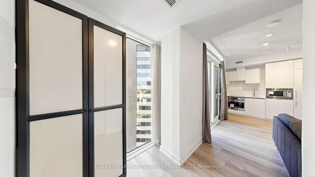 238 Simcoe St #2403, Toronto 5