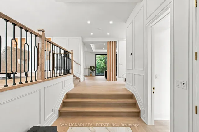 6 North Hills Terr, Toronto 4