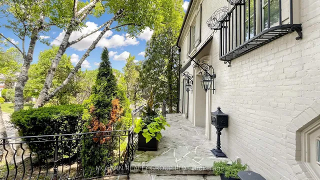 27 Strathgowan Cres, Toronto 4