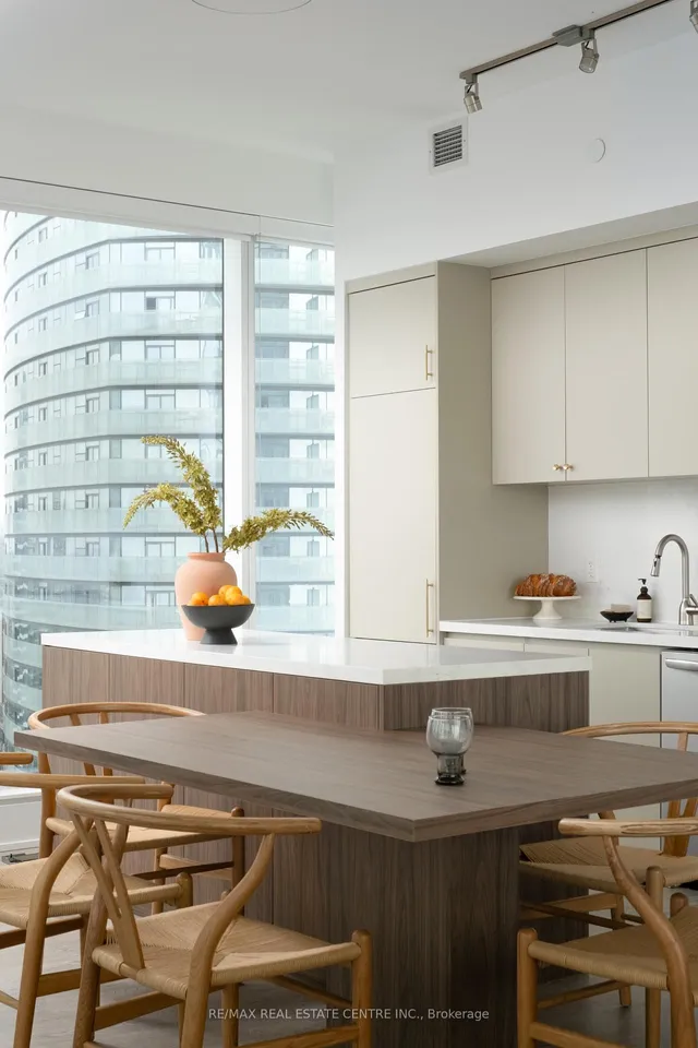 10 York St #6210, Toronto 4