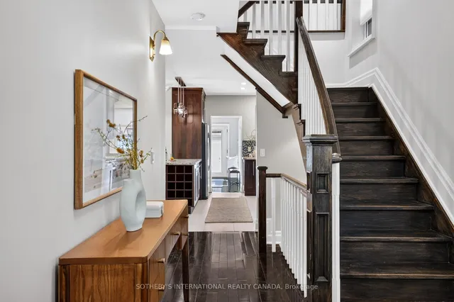 33 Beatrice St, Toronto 4