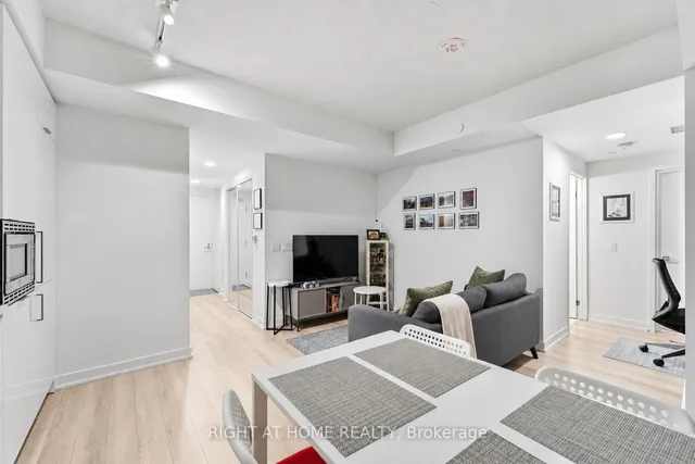 238 Simcoe St #803, Toronto 4