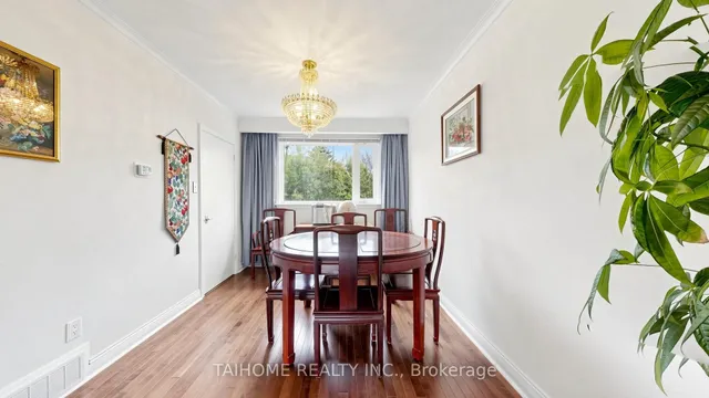 72 Bowerbank Dr, Toronto 5