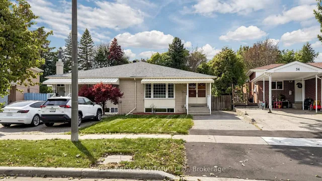 32 Cairnside Cres, Toronto 3