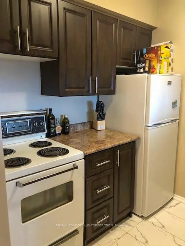 44 St Joseph St #1215, Toronto 4