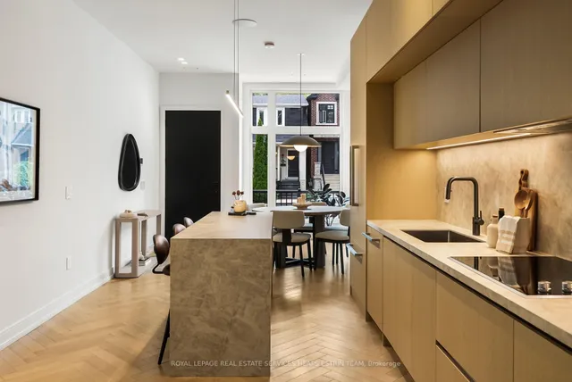 31 Taunton Rd, Toronto 5