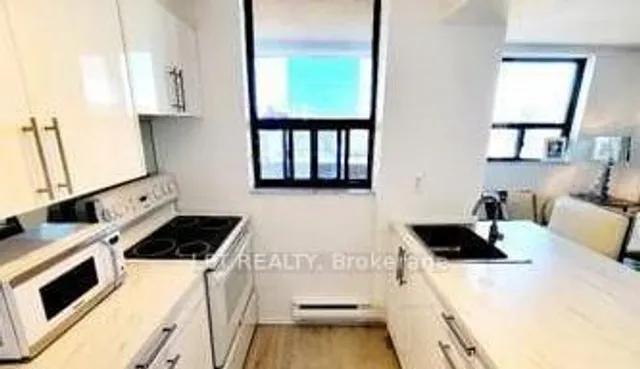 105 Mccaul St #701, Toronto 4