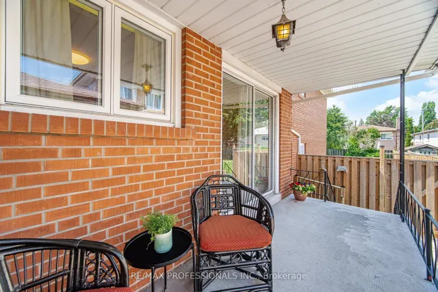 90 Peckham Ave, Toronto 5