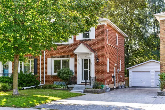 63 Thursfield Cres, Toronto 3