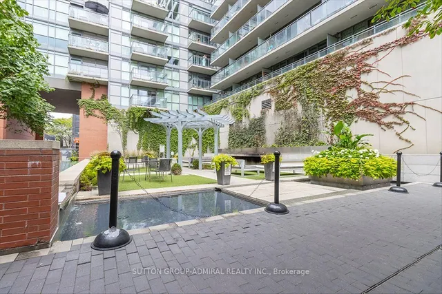 775 King St #221, Toronto 3