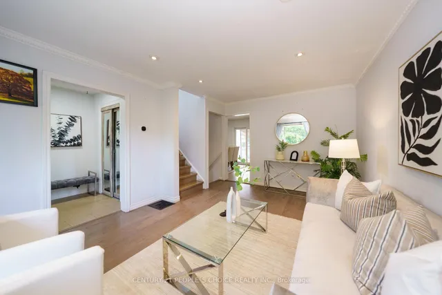172 Hollyberry Tr, Toronto 5