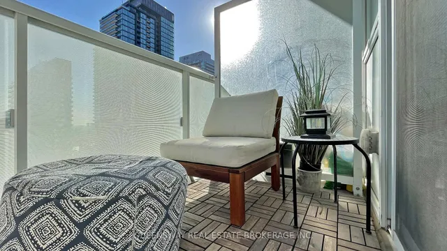 101 Erskine Ave #1605, Toronto 4