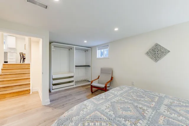 8 Bellbury Cres, Toronto 3