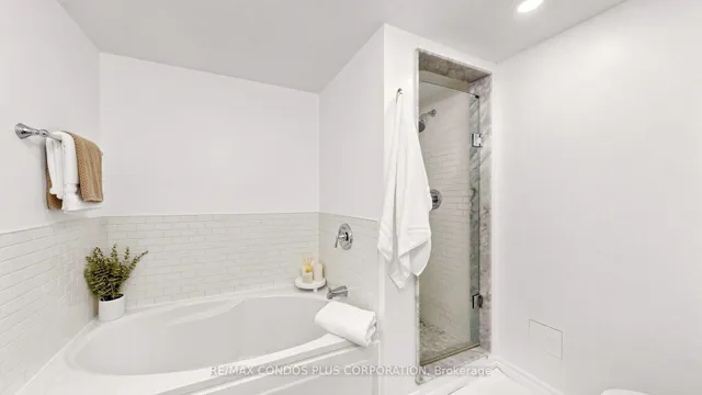717 Bay St #702, Toronto 2