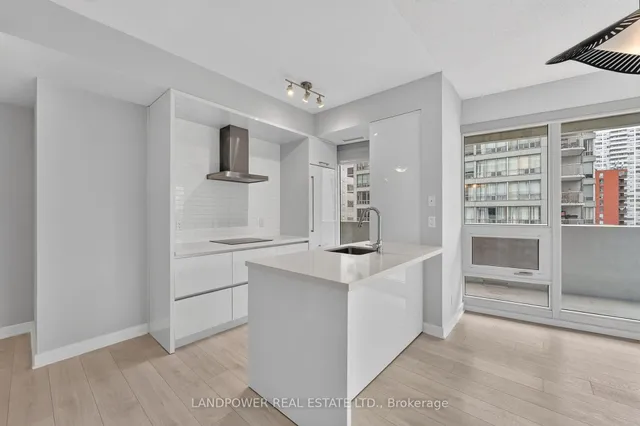 2221 Yonge St #803, Toronto 4