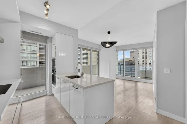 2221 Yonge St #803, Toronto 3