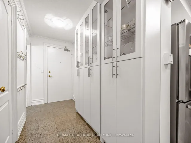 800 Spadina Rd #302, Toronto 5