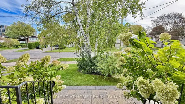 24 Stonedene Blvd, Toronto 5