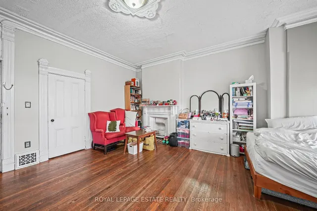110 Baldwin St, Toronto 5