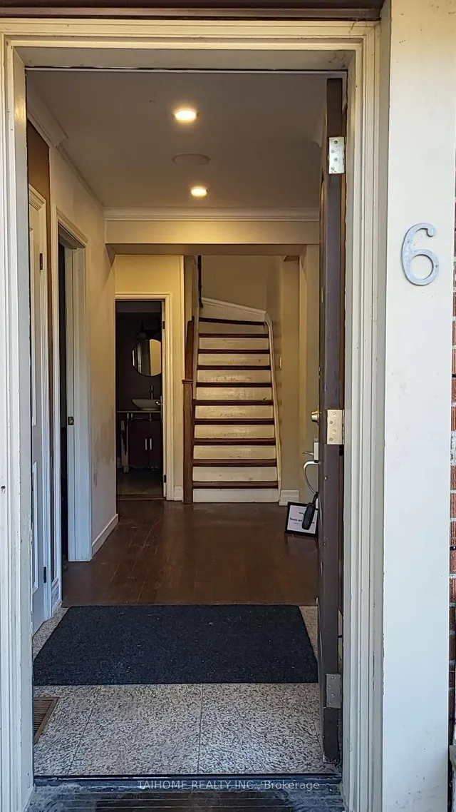 6 Vonda Ave, Toronto 4
