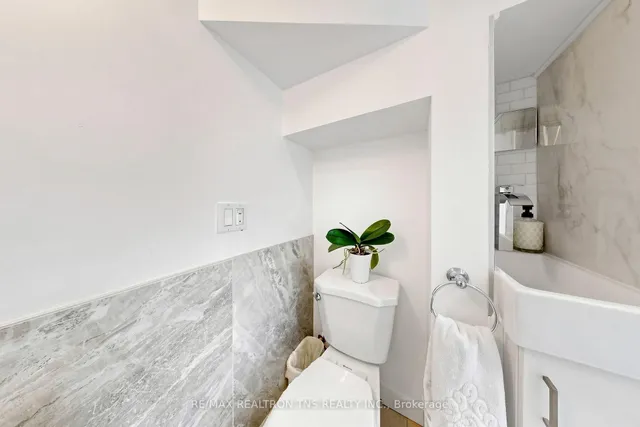 136 Glenvale Blvd, Toronto 4