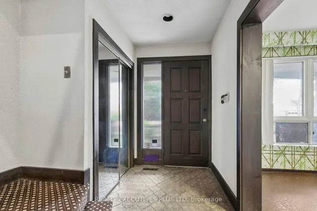 12 Mandel Cres, Toronto 3